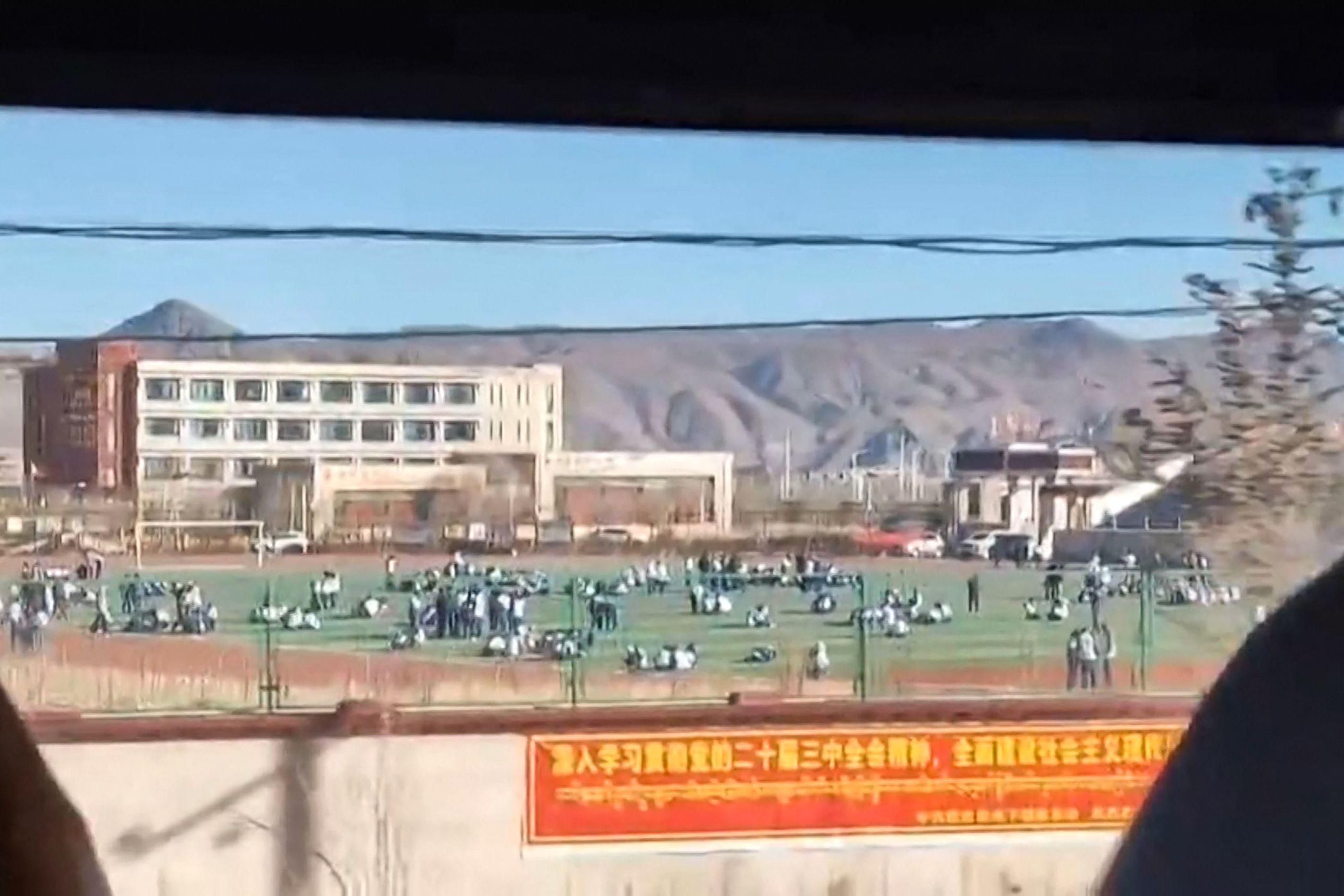 चीन में डोली धरती